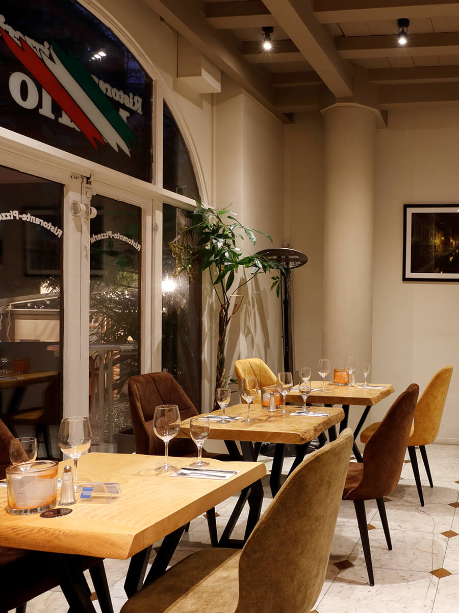 ristorante mario ueber uns impressionen innenbereich gedeckte tische vor grosser glasfront
